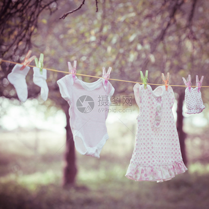 粉红色的婴儿花园里户外穿婴儿服装图片