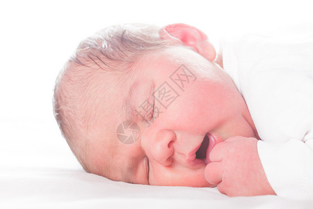 五天大的婴儿,睡白色的小的高清图片素材