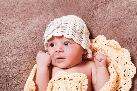 钩针毯子上的新生女婴刚出生的女婴放松高清图片素材