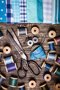 木制桌子上的复古剪刀纺品缝纫线图片