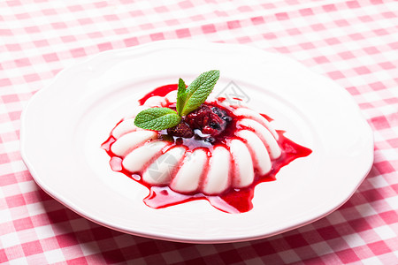 蓝莓塔蛋糕潘纳可塔与浆果酱薄荷叶背景