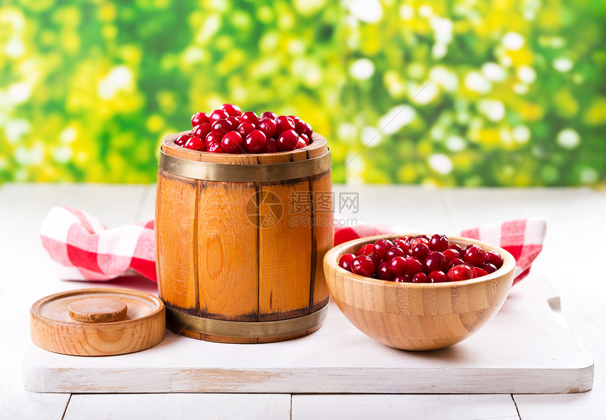 木制桌子上的新鲜蔓越莓图片