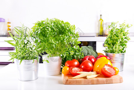厨房桌子上的新鲜蔬菜背景图片