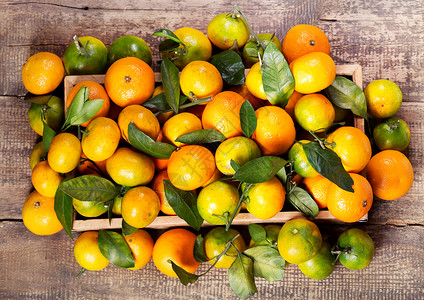 新鲜的橘子水果,木箱里叶子图片