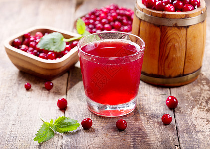 杯蔓越莓汁新鲜浆果放木桌上图片