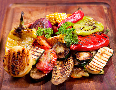 木板上的烤蔬菜背景图片