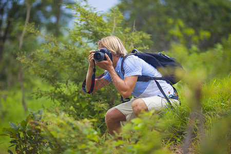 摄影师与专业数码相机拍摄自然图片