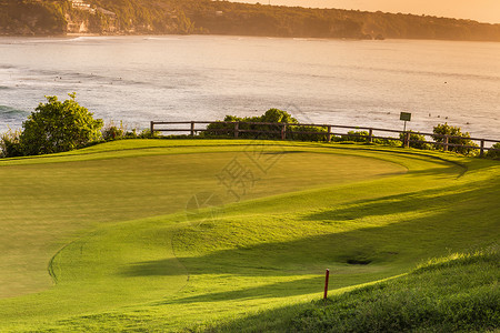 美丽的风景绿色高尔夫球场与蓝天背景图片