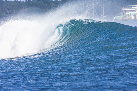 印度尼西亚伦邦干岛附近的史诗海蓝波背景图片