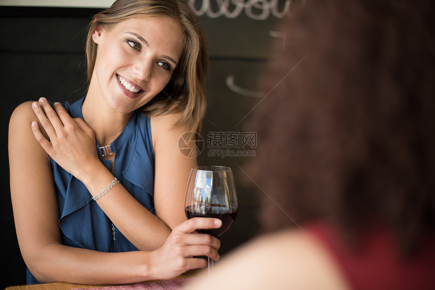 多民族朋友在酒吧里聊天喝酒图片