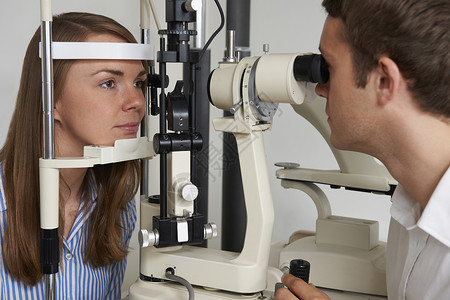眼镜师视力测试的女人图片