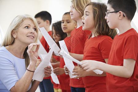 歌唱的孩子们受老师的鼓励背景图片
