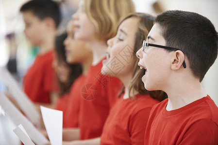 群学校的孩子合唱里唱歌图片素材