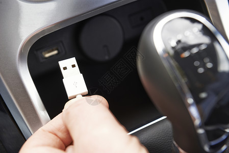 手握USB连接器汽车图片