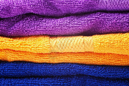 叠明亮的彩色棉毛巾特写图片