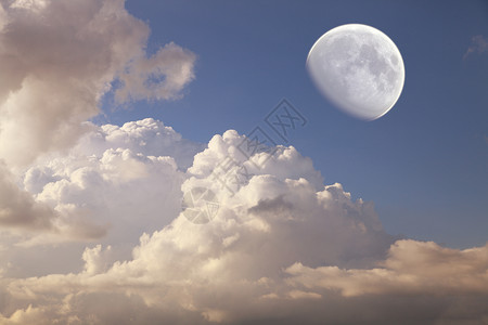 大月亮白天的天空中云背景图片