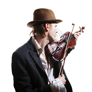 轻的小提琴手白色背景上戴着帽子夹克拉小提琴图片