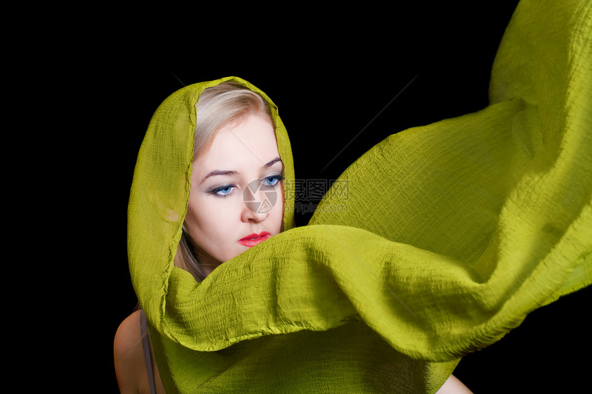 美丽的轻女人穿着绿色的夏季披肩,被隔离黑色的背景上图片