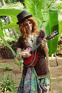 位轻的女曼达利娜热带森林里玩图片