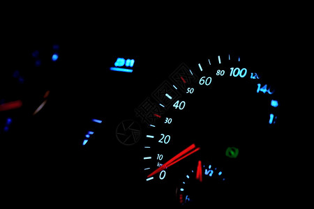 带速度计的汽车仪表板,黑暗中发光图片