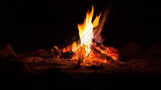 晚上营地的火烧得通红图片