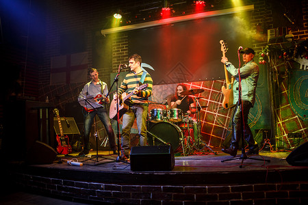 乐队舞台上表演,滚音乐会图片