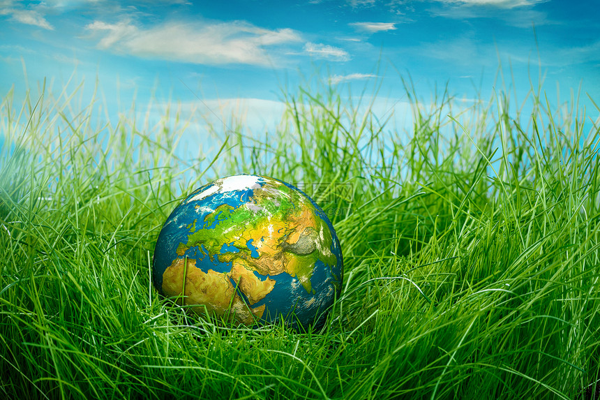 地球仪躺绿色的草地上地球日图片