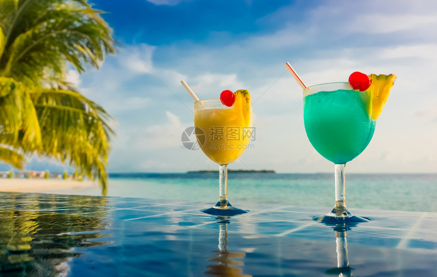 印度洋背景下的游泳池附近的鸡尾酒,马尔代夫图片