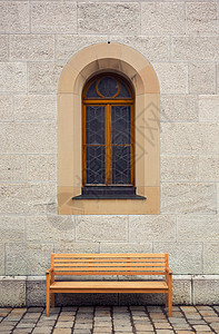 窗户的老楼里的长凳背景图片