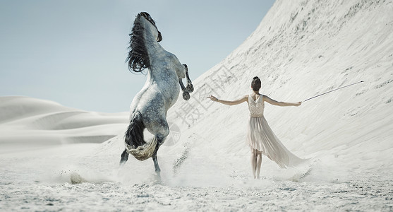 沙漠上白马的漂亮女士图片