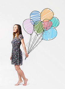 想象轻的女人站着画着气球想象图片