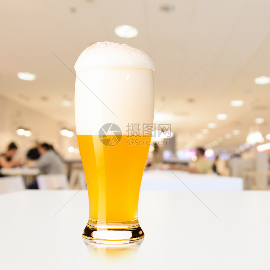 杯新鲜的未过滤啤酒咖啡馆的桌子上生啤图片