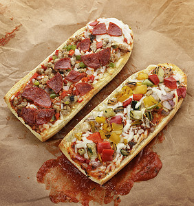 法式包比萨饼,烤蔬菜意大利香肠背景图片