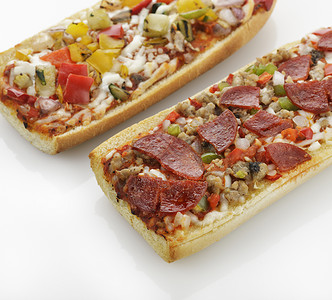 法式包比萨饼,烤蔬菜意大利香肠背景图片