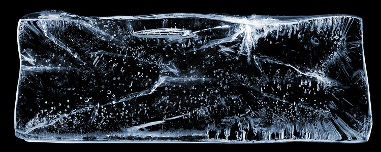 大矩形的透明冰与气泡,黑色图片