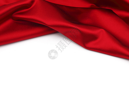 白色背景上折叠的红色缎子背景图片