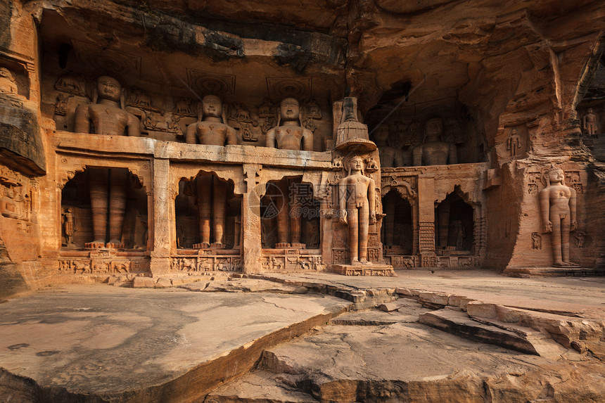 Gwalior堡附近的岩石壁龛中的Jainthirthankaras的岩石雕刻雕像加瓦利奥,马迪亚邦,印度图片