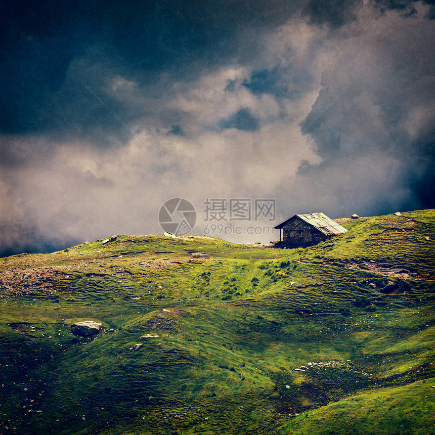宁静,孤独的风景背景旧房子山上的高山草甸云复古风格交叉工艺,颗粒纹理增加图片