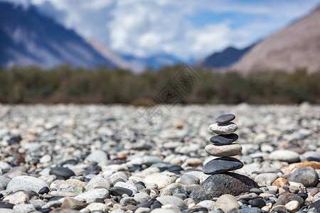 禅宗平衡的石头堆积喜马拉雅山脉图片