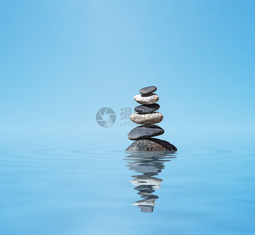 禅宗冥想背景平衡的石头堆叠水中与反射图片