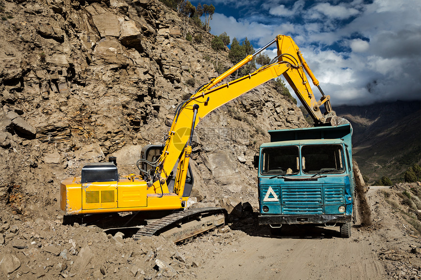 喜马拉雅山的道路建设挖掘机卡车印度希马查尔邦拉胡尔山谷图片