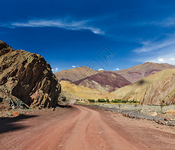 前进背景道路喜马拉雅山与山脉马纳利莱赫路,拉达克,查谟克什米尔,白天高清图片素材