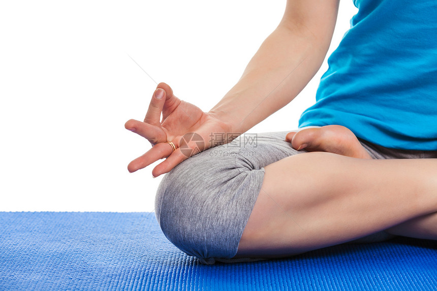 瑜伽垫莲花姿势交叉腿的位置,以冥想与下巴泥精神姿态的意识图片