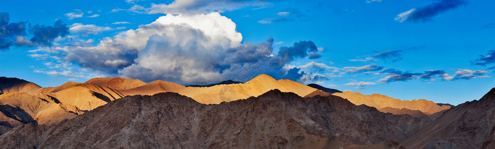 喜马拉雅山日落时的全景拉达克,查谟克什米尔,背景图片
