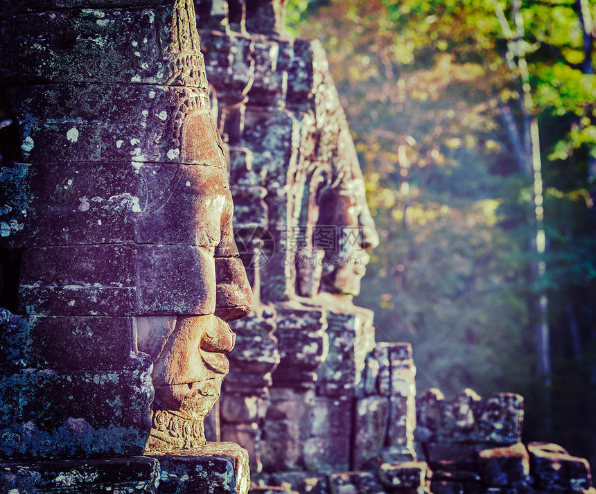 复古效果过滤了古旧风格的旅游形象,古石脸的巴音寺,吴哥,柬埔寨日落图片