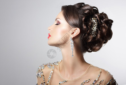 时尚的黑发与服装珠宝时尚的莱茵石斯特拉图片