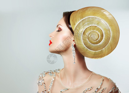 奢侈古怪的极端发型蜗牛头饰的奇怪女人图片