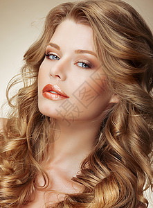 丝毛椋鸟造型华丽的时尚模特,完美的浅色丝质头发背景