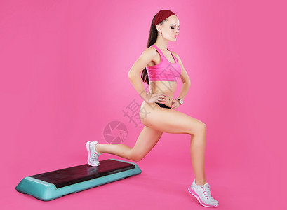减肥积极健康的女人步锻炼图片