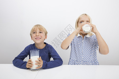 喝牛奶小萝莉小孩子桌子上喝牛奶背景